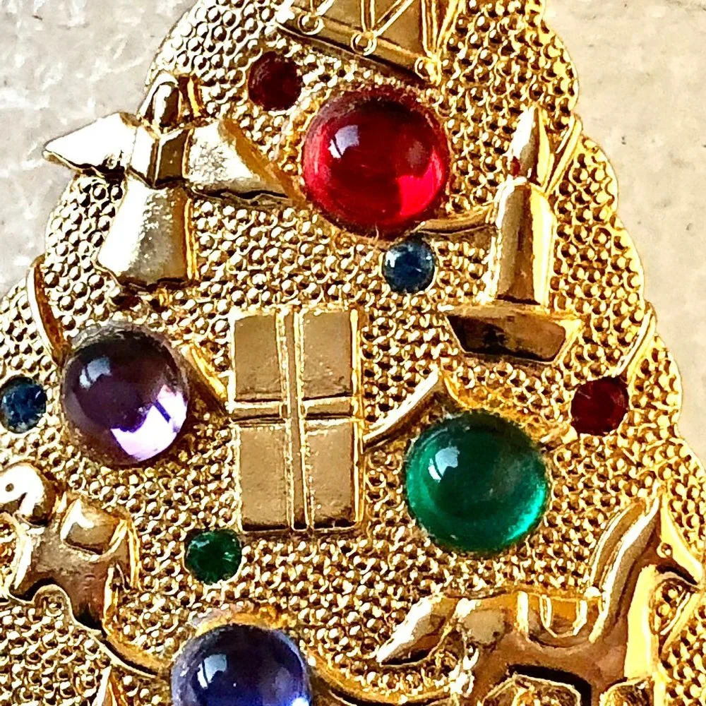 JJ 1986 Christmas Tree Brooch Pin Rhinestones Star Gold Tone Signed